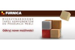 Logotyp targów: SAMOLOTEM	 Poznańskie lotnisko Ławica obsługuje obecnie połączenia z niemal 20 miastami Europy: Barceloną, Bristolem, Cork, Dortmundem, Doncaster, Dublinem, Edynburgiem, Frankfurtem nad Menem, Glasgow, Kopenhagą, Londynem, Liverpoolem, Mediolanem, Monachium, Oslo, Rzymem, Sztokholmem.  Poznań obsługuje także połączenia z Warszawą i Krakowem. Więcej informacji można znaleźć na stronach lotniska: http://www.airport-poznan.com.pl/pl/  Połączenia autobusowe z lotniskiem:   Linia pospieszna „L\